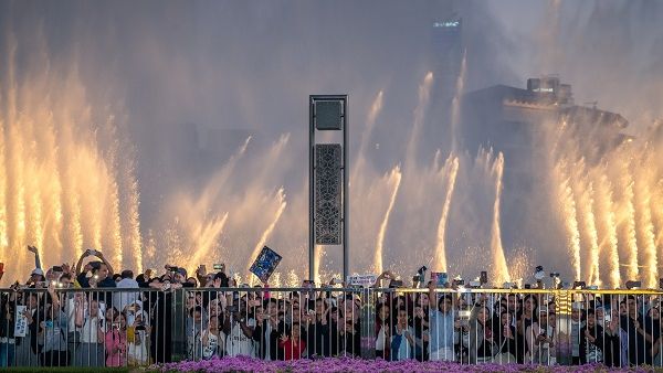 Lareg crowds watch as The Dubai Fountain performs Power by EXO Lareg crowds watch as The Dubai Fountain performs Power by EXO