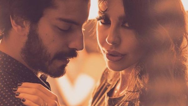 قبلة ليلى اسكندر وزوجها