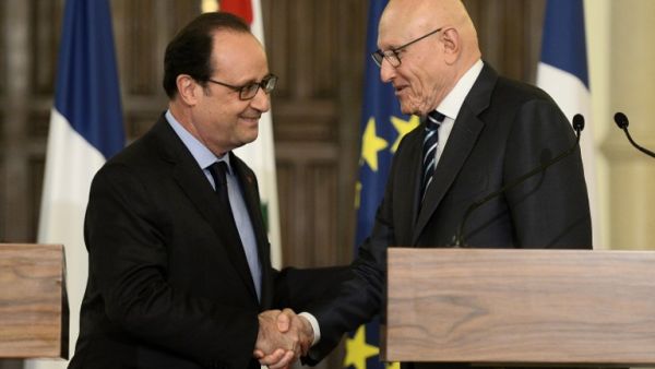 Lebanese Prime Minister Tamam Salam (R) and French President Francois Hollande shake hands as they give a joint statement following their meeting in Beirut on April 16, 2016. (AFP/Stephane de Sakutin)