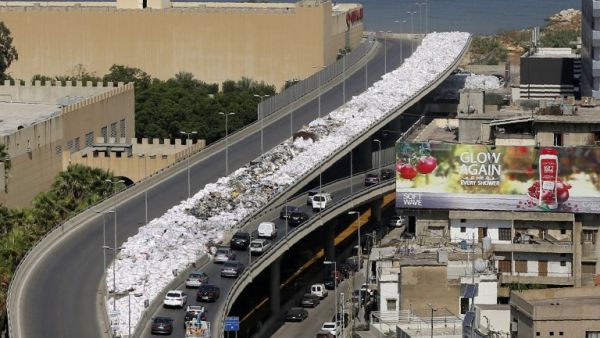 A general view shows rubbish bags piled up on the side of the road in the Jdeideh neighbourhood, north of Beirut, on September 20, 2016. (AFP/Joseph Eid)