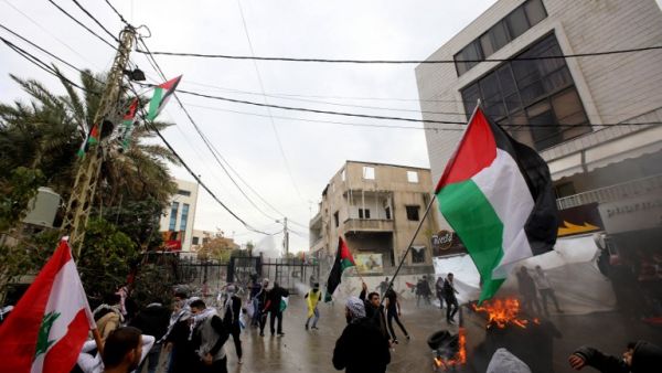Protesters at  a demonstration outside the US embassy in Awkar on December 10, 2017 (Anwar Amro/AFP)