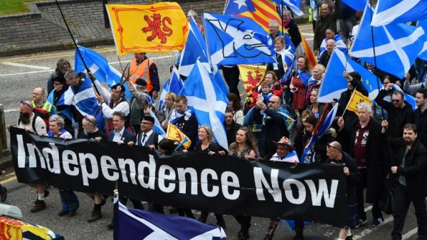 Thousands of demonstrators carry Saltire flags, the national flag of Scotland, as they march in support of Scottish independence through the streets of Glasgow, on May 5, 2018/ AFP