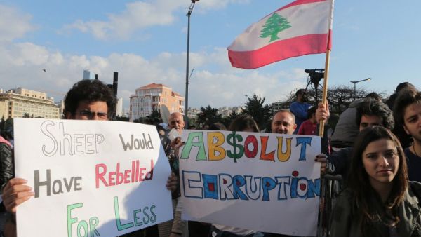Demonstrators protest against the government's decision to raise taxes to cover a salary increase for teachers and other public servants, Beirut,  March 19, 2017.  (AFP/Stringer)