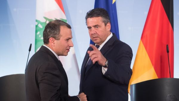 German Vice Chancellor and Foreign Minister Sigmar Gabriel (R) and Lebanese Foreign Minister Gebran Bassil talk after giving a joint press conference on November 16, 2017 in Berlin (Soeren Stache/dpa/AFP)
