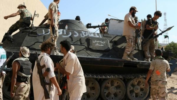Forces loyal to Libya's Government of National Accord (GNA) gather around a tank, as they attack the last positions of Daesh on September 3, 2016.  (AFP/Mahmud Turkia)