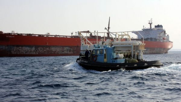 A general view shows a tug boat sailing near the Malta-flageed Seadelta oil tanker off the coast of Libya's eastern Ras Lanuf port on September 19, 2016. (AFP/Stringer)
