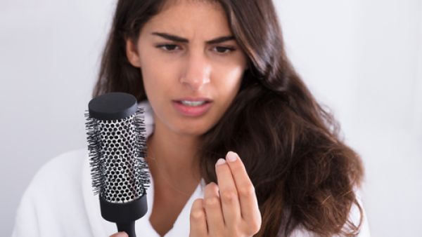 من أعراض الإصابة بالقمل شعور الشّخص المصاب بحركةٍ في رأسه

