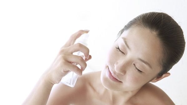الاستخدام المنتظم لرذاذ الشاي الأخضر يضيف توهجا صحيا للوجه