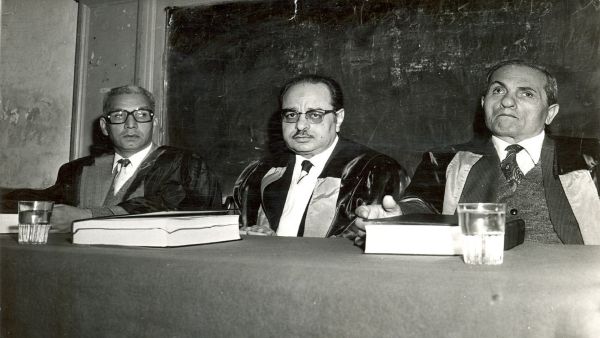 الدكتور شوقي ضيف (يمين). 