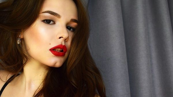 الظلال الترابية للشعر البني الفاتح أو الشعر الملون