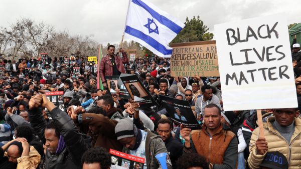 Hundreds of African migrants taking part in a protest in Jerusalem against deporting African asylum seekers last year. (AFP/File Photo)