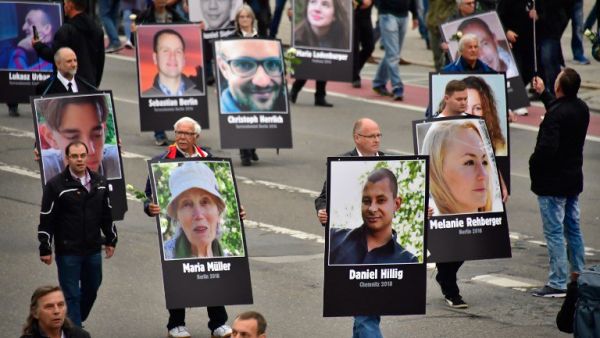 Large crowd gathers in Berlin to protest far-right demo in Chemnitz (Twitter)