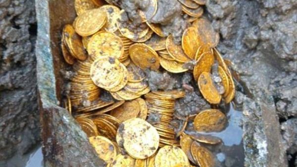 Fifth-century gold coins (Twitter)