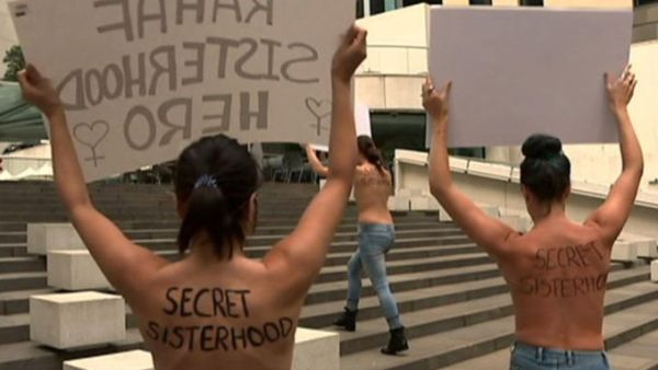 Four Australian activists go on a protest in Sydney to pressure the Australian authorities to grant runaway Rahaf Mohammed asylum. (Twitter)