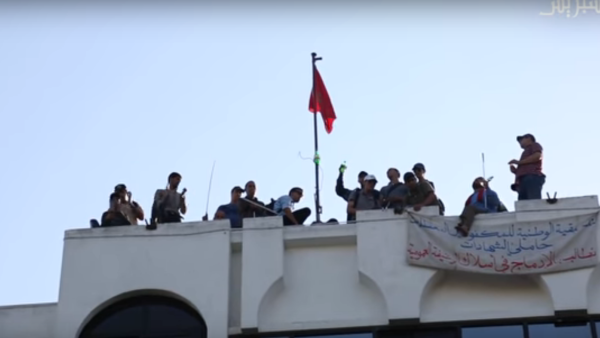 Group of blind Moroccan men protesting on the rooftop of the Ministry of Family and Solidarity demanding better living conditions and justice. (Socialmedia)