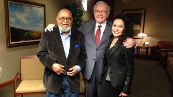 Warren Buffett (C) appears with the bidder who pledged $2.68 million in exchange for a lunch date with the billionaire investor. (UPI)