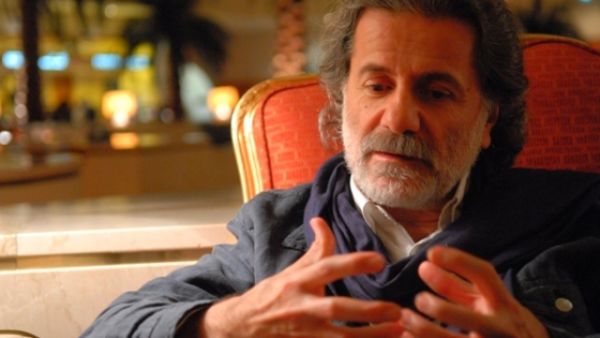 مارسيل خليفة يغني تضامنا مع الأسرى الفلسطينيين المضربين