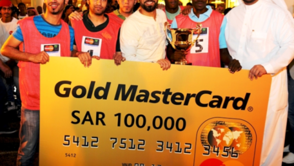 Fahad Bahdailah, Marketing Manager of MasterCard Bahrain and Saudi Arabia with artist Qusai presenting the grand prize to the winning team