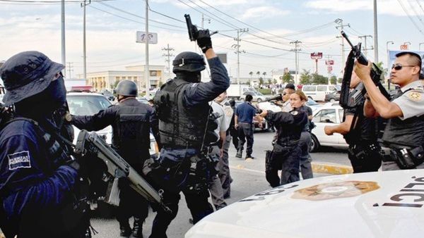 اعتقلت قوات الشرطة الفيدرالية جميع أفراد الشرطة المحلية بالبلدة، البالغ عددهم 27 فردا