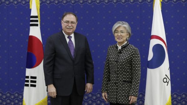 Timothy Betts, acting Deputy Assistant Secretary and Senior Advisor for Security Negotiations and Agreements in the US Department of State, stands with South Korean Foreign Minister Kang Kyung-wha. (AFP)