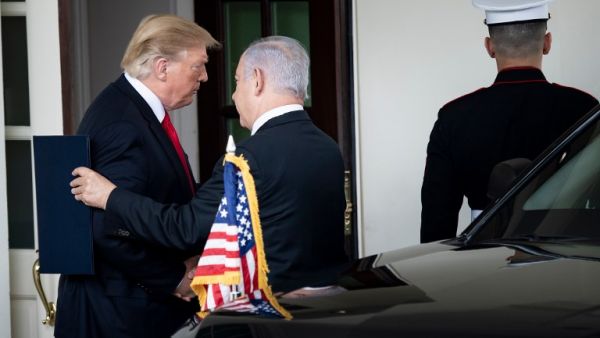 US President Donald Trump (L) bids farewell to Israel's Prime Minister Benjamin Netanyahu after a meeting at the the White House March 25, 2019 in Washington, DC. (Brendan Smialowski / AFP)