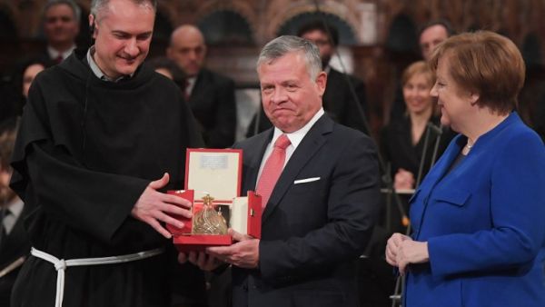 King Abdullah II of Jordan (C) receives from Guardian of the Sacred Convent of Assisi, Father Mauro Gambetti (L) the Lamp of the Peace of St. Francis, the "Catholic Nobel". (AFP/ File)