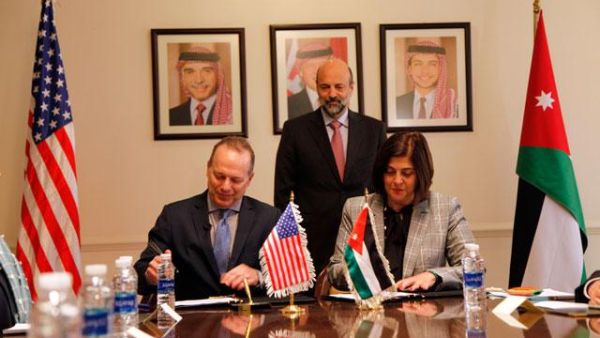 Minister of Planning and International Cooperation Mary Kawar and US Deputy Chargé d’Affaires and USAID Mission Director Jim Barnhart sign a grant agreement in the presence of Prime Minister Omar Razzaz on Tuesday (Petra photo)
