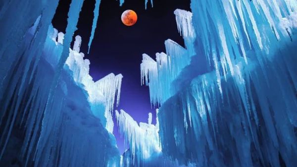 Amazing view of the eclipse from the ice castles in Lake Geneva, Wisconsin. (Twitter)