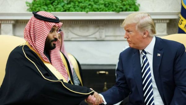 Saudi Crown Prince Mohammed bin Salman (L) and U.S. President Trump (R) shake hands. (AFP/ File Photo)