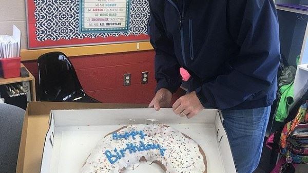 Hope he got a refund! A dad revealed he was forced to celebrate his daughter's birthday with the wrong name on her cake, after it was iced with Billy instead of Lily. (Daily Mail)