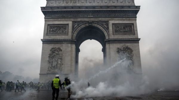 Demonstrators clash with riot police at the Arc de Triomphe during a protest of Yellow vests. (AFP/File)