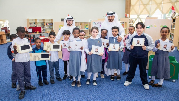 الكتاب إلكتروني غير تقليدي ويتضمن مقاطع مرئية تسرد تفاصيل سيرة حياة الوالد المؤسس مدعمة بصوت الشيخ زايد لنقل رسائل تحث على العمل والعطاء وترسيخ قيم التسامح والاخلاص. الكتاب إلكتروني غير تقليدي ويتضمن مقاطع مرئية تسرد تفاصيل سيرة حياة الوالد المؤسس مدعمة بصوت الشيخ زايد لنقل رسائل تحث على العمل والعطاء وترسيخ قيم التسامح والاخلاص.
