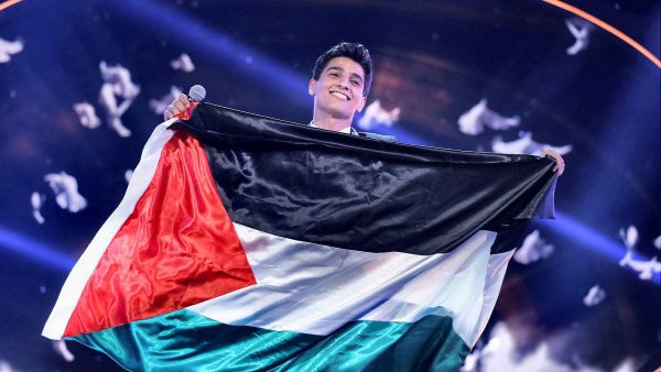 Assaf hit back at online user who called him "Israeli." (Levantium.com)
