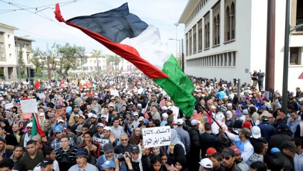 آلاف المغاربة يخرجون في مظاهرات سلمية في شوارع الرباط والدارالبيضاء 