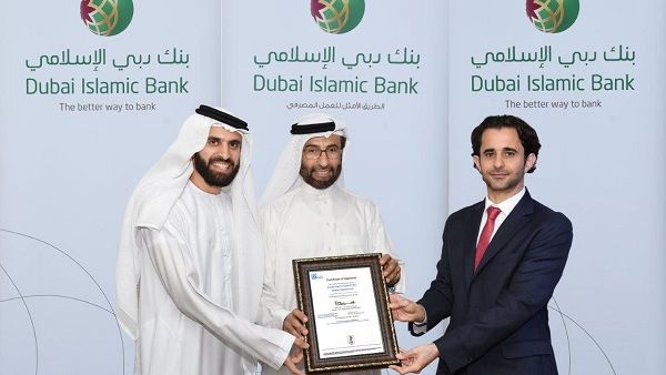 عبد الله الهاملي ، العضو المنتدب و موسى طارق خوري ، رئيس قسم الشريعة في بنك دبي الإسلامي