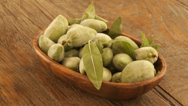 اللوز الأخضر طعام جيد للأمعاء لاحتوائه على نسبة عالية من الألياف