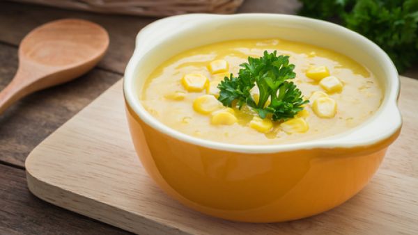 طبق شوربة الذّرة بالكريمة من أسهل وأبسط الأطباق، ولا يأخذ إعداده وقتاً طويلاً  طبق شوربة الذّرة بالكريمة من أسهل وأبسط الأطباق، ولا يأخذ إعداده وقتاً طويلاً