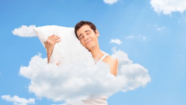 يمكن أن يحمل الحضن في الحلم معاني مختلفة 