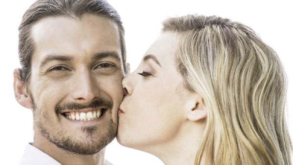 قومي بتقبيله على خدّه ولكن بعد أن يهدأ طبعًا

