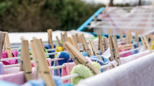 عند وضع الملابس على منشر الغسيل ضعي القطع الكبيرة مثل المناشف في المنتصف