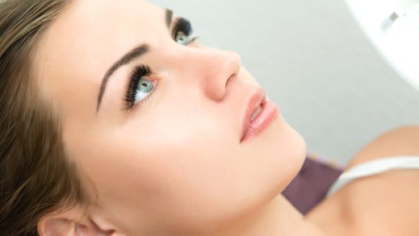 الكثير من الفتيات يواجهن مشكلة الرموش القصيرة والغير جذابة
