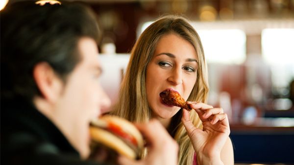 يجب الابتعاد عن الوجبات والأطعمة التي تتمتع بسعرات حرارية عالية