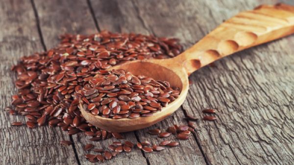 تحتوي بذور الكتان على الأوميجا 3 والألياف، أيضاً تحتوي على الزنك
