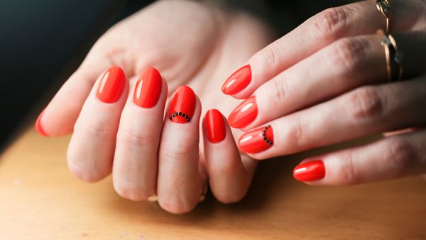 عند وضع جل طلاء الأظافر ينصح بوضع واقي للشمس على اليدين