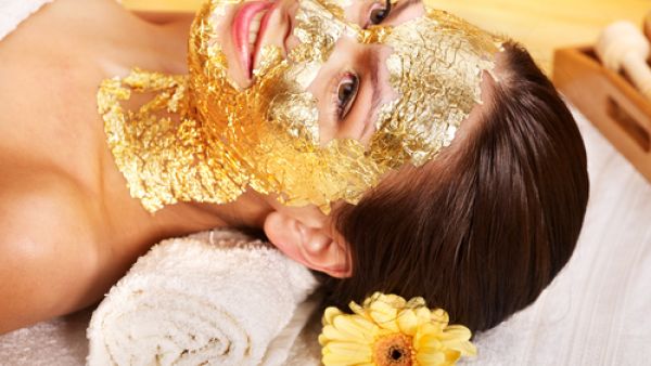 قناع الذهب يقلل تكوين التجاعيد والنقاط السوداء والجفاف ويشد البشرة
