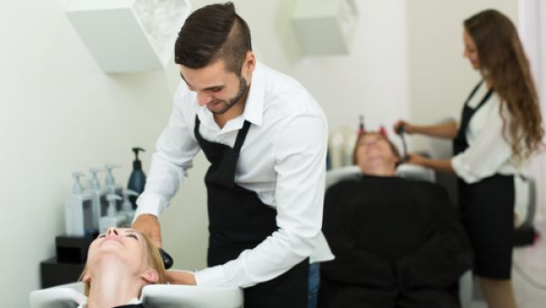 توضع النوتيلا والحليب على الأطراف والأجزاء التالفة من الشعر

