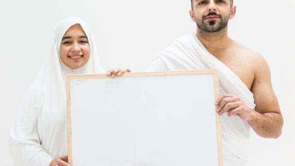 يجب على المرأة ارتداء اللباس الساتر لجسمها ولا يفضل ارتداء النقاب أو القفازات