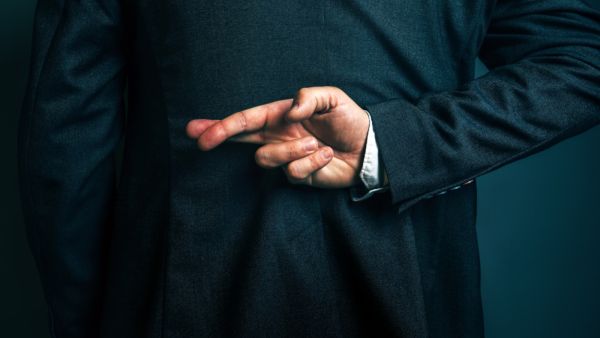الكذب من أسوأ الصفات التي تنفر وتبعد أصدقائك وأحبابك عنك
 الكذب من أسوأ الصفات التي تنفر وتبعد أصدقائك وأحبابك عنك