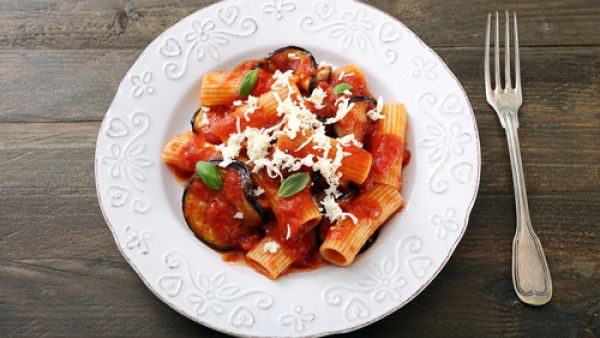 طبق المعكرونة بالصلصة والباذنجان طبق المعكرونة بالصلصة والباذنجان