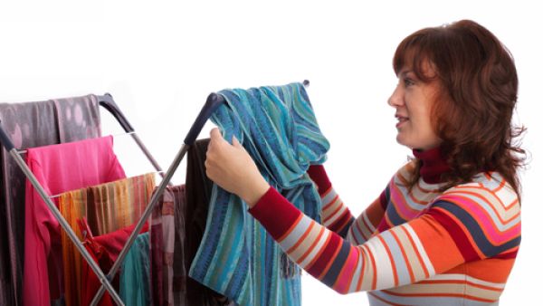 يجب تجفيف الملابس في الهواء الطلق خارج المنزل
